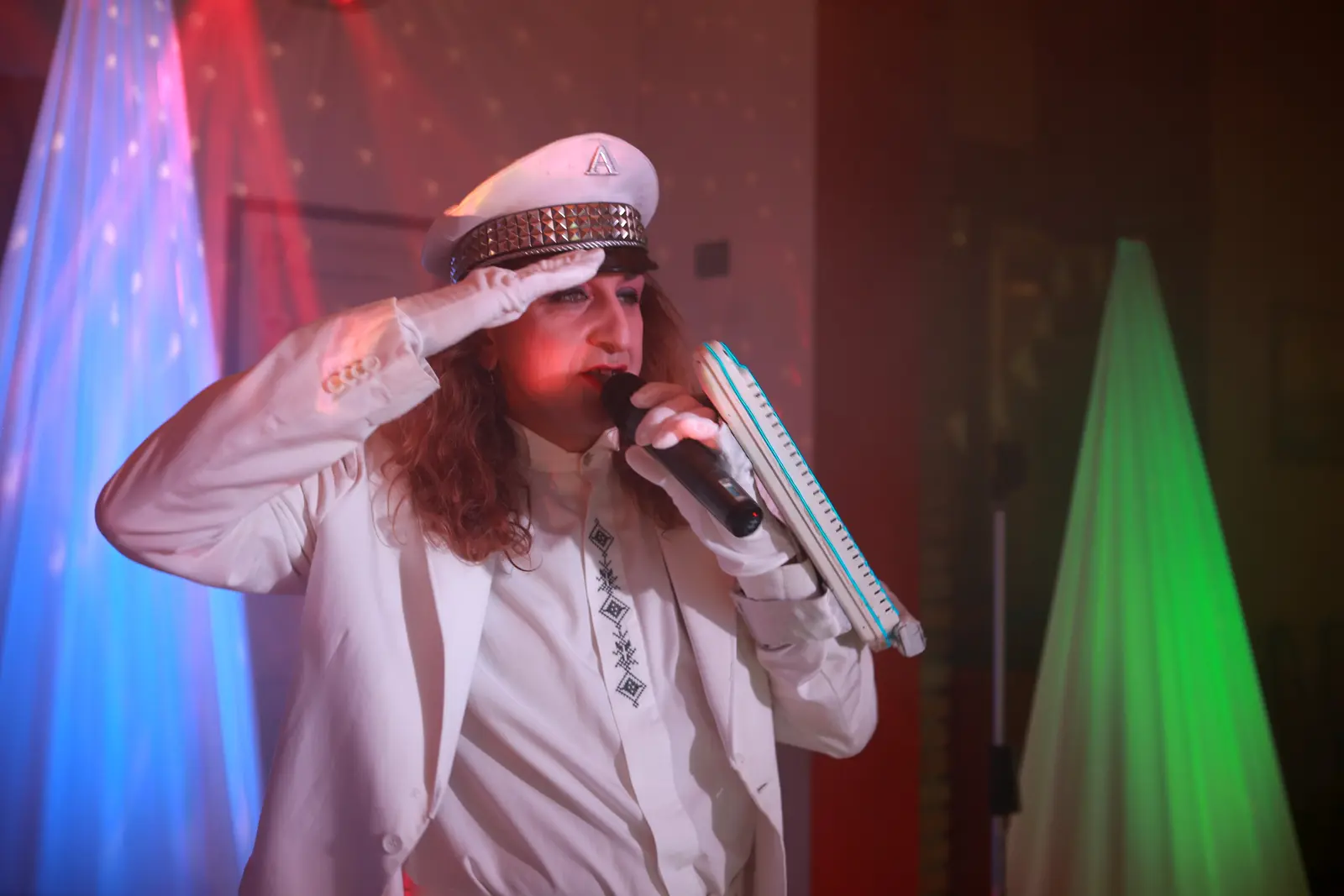 Alex in scena durante uno dei suoi spettacoli personalizzati