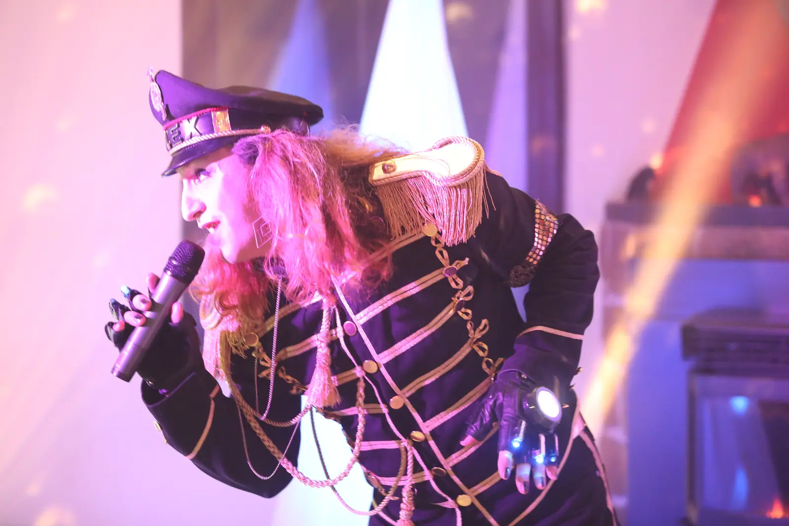 Alex durante una performance trasformista sul palco